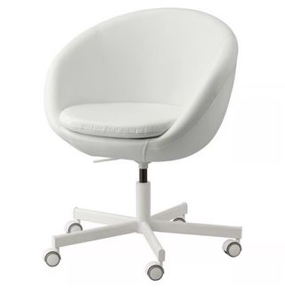 Set scrivania, cassettiera e sedia.