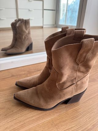 Botín tacón cowboy asimétrico beige