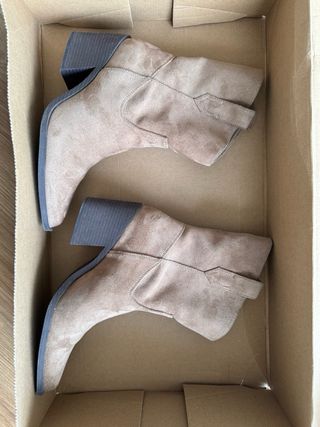 Botín tacón cowboy asimétrico beige