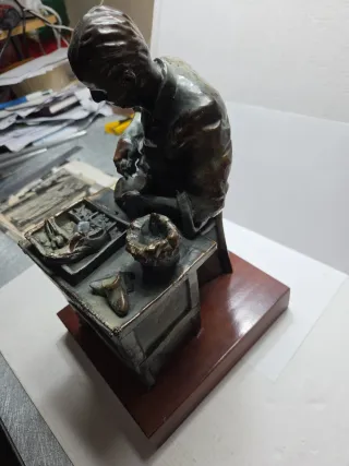 Figura Zapatero Antigua Bronce Patinado