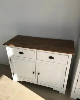 Mueble de salón blanco con puertas de cristal