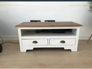 Mueble de salón blanco con puertas de cristal