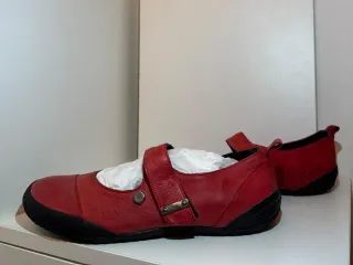 Zapatos de piel bajos rojos de mujer