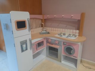 Cocina de juguete de madera.