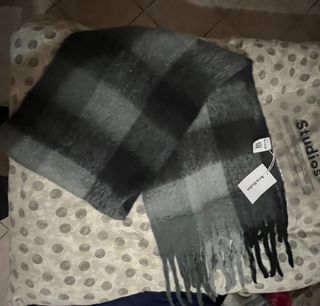 Sciarpa Acne Studios a quadri grigia e nere