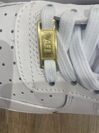 Nike Air Force 1 Blancas y Doradas