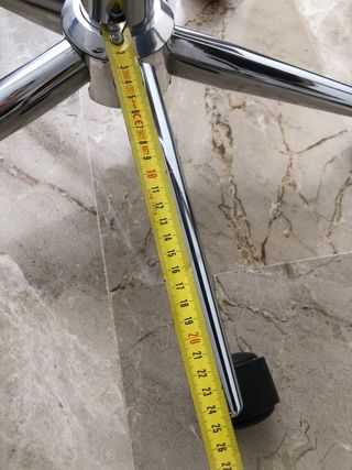 Base de silla con amortiguador y ruedas cromado.