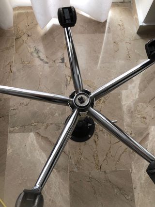 Base de silla con amortiguador y ruedas cromado.