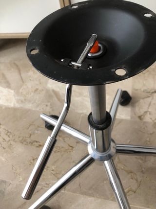 Base de silla con amortiguador y ruedas cromado.