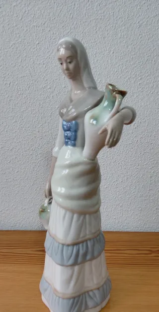 Figura Tengra Valencia Mujer Jarrón 1970.