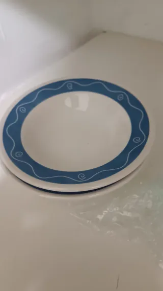 Juego de platos de cerámica azul y blanco