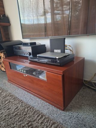 Mueble de madera y cristal