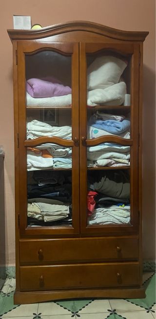 Vitrina de madera con puertas de cristal