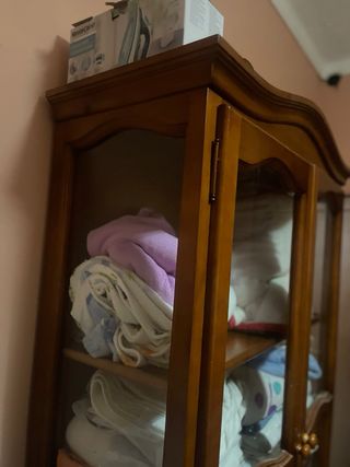 Vitrina de madera con puertas de cristal