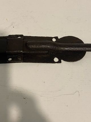 Antico chiavistello in ferro battuto