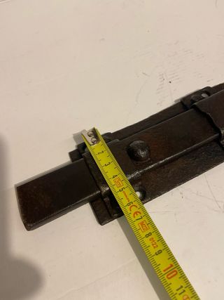 Antico chiavistello in ferro battuto