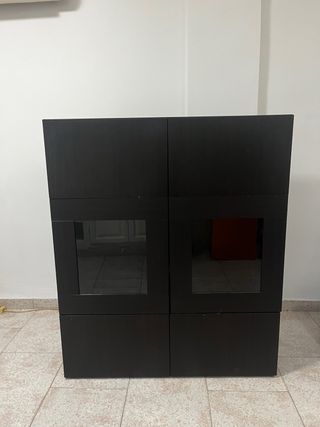 Mueble modular negro con vitrinas