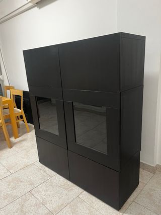 Mueble modular negro con vitrinas