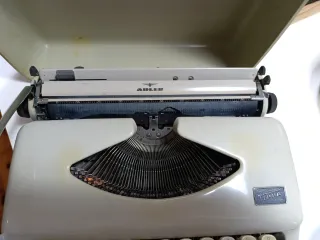 Máquina de escribir Adler Tipa