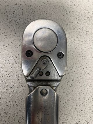 Llave dinamométrica para reperar