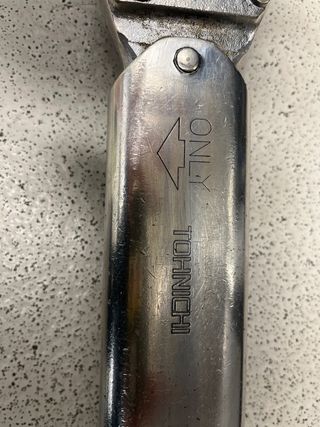 Llave dinamométrica para reperar