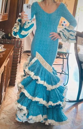 Traje de flamenca turquesa y beige