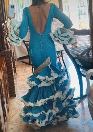 Traje de flamenca turquesa y beige