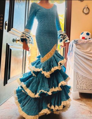 Traje de flamenca turquesa y beige