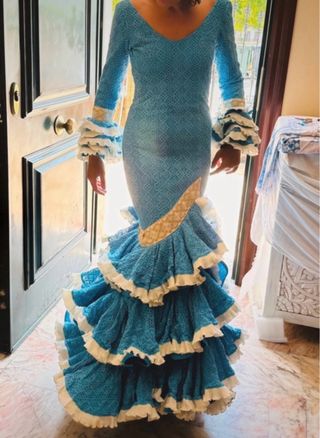 Traje de flamenca turquesa y beige