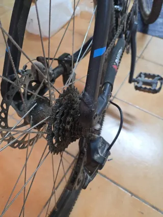 Bicicleta de montaña negra