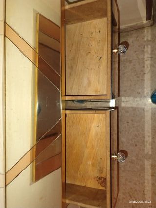 Mueble de cristal y metal dorado