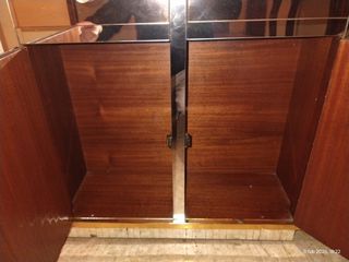 Mueble de cristal y metal dorado