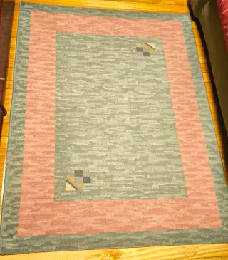 Alfombra verde y rosa