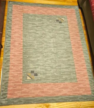 Alfombra verde y rosa