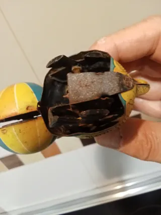 Perro de hojalata con pelota