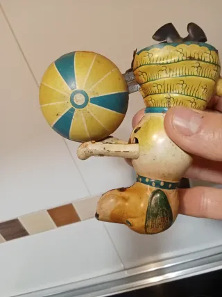 Perro de hojalata con pelota