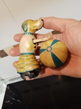 Perro de hojalata con pelota
