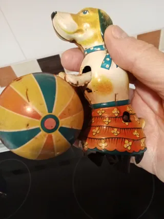 Perro de hojalata con pelota