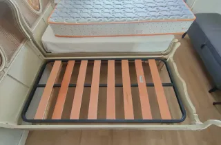 2 Camas Beige y Doradas con Rattan