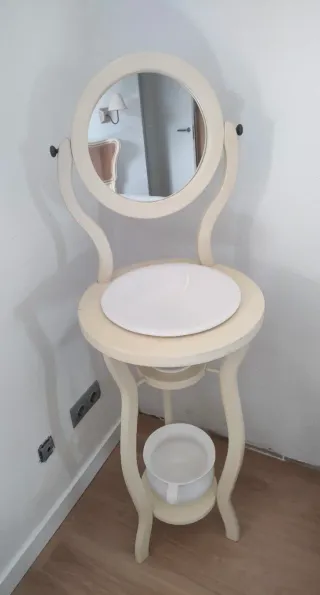 2 Camas Beige y Doradas con Rattan