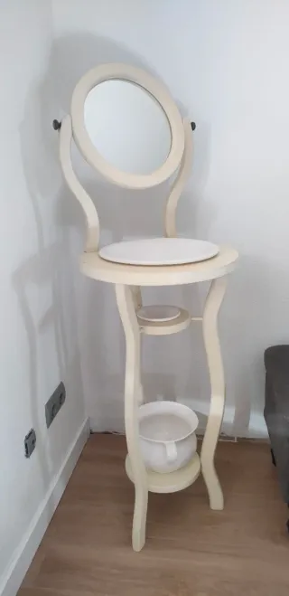 2 Camas Beige y Doradas con Rattan