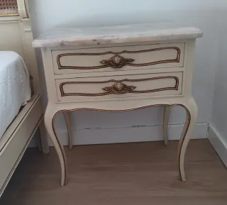 2 Camas Beige y Doradas con Rattan