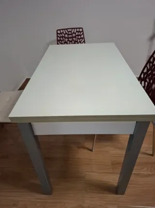 Mesa de cocina extensible gris y blanca