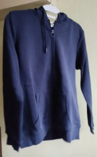 Sudadera azul con capucha y cremallera