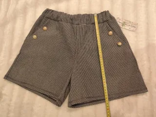 Pantalón corto estampado con botones