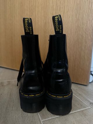 Botas Dr. Martens negras con cordones de cinta