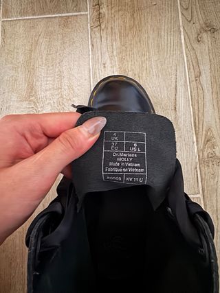 Botas Dr. Martens negras con cordones de cinta