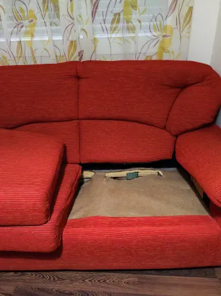 Sofá de tela rojo