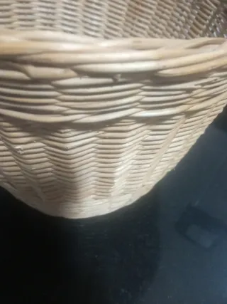 Cesta antigua de mimbre hecha a mano