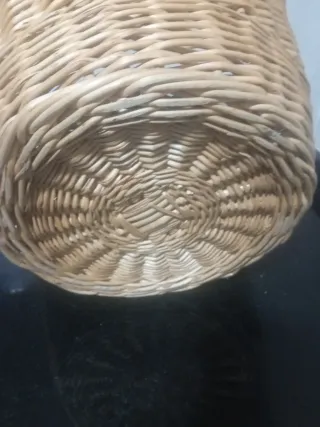 Cesta antigua de mimbre hecha a mano